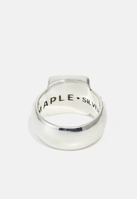 Sterling silver ring, rundad design med en slät yta; har ett ingraverat varumärke på den inre bandet.