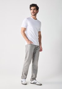 Pier One 10 PACK - Pamata T-krekls - bright white
