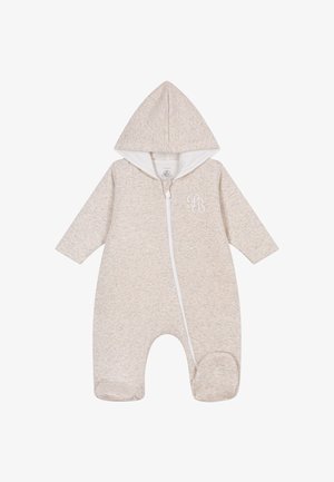 Combi-pantalon beige pour bébé avec capuche, manches longues, fermeture éclair à l'avant et accents blancs. Tissu texturé avec initiales brodées discrètes.