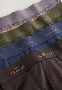 Négy pár férfi boxeralsó lila, olívazöld, tengerészkék és sötétbarna színekben, "NEXT SIGNATURE" felirattal a derékpánton.