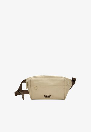Marsupio in tessuto beige con chiusura a zip, cinghia regolabile marrone e dettaglio logo discreto. Presenta una forma rettangolare e una texture liscia.