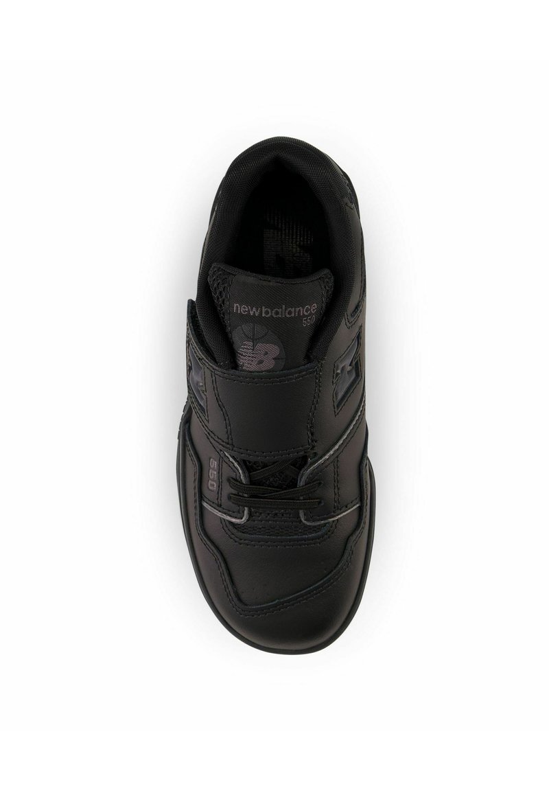 Chaussure de sport noire avec une tige en cuir synthétique, fermeture à lacets, col rembourré et semelle texturée. Présente le logo 'newbalance 550'.