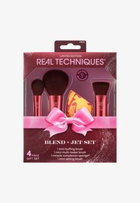Real Techniques Blend + Jet Set-presentset med tre mini-borstar med röda borsttoppar, en mångsidig svamp och en rosa rosett på förpackningen.