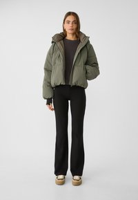 Stradivarius HOODED RUBBERISED PUFFER - Zimska jakna - khaki