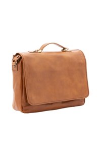 Borsa a tracolla in pelle marrone con chiusura a patta, manico superiore e accessori color oro. Texture liscia con cuciture precise e design minimalista.