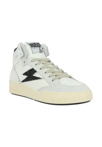 Baskets montantes en cuir blanc et suède gris, avec un accent en forme d'éclair noir, semelle en caoutchouc beige et lacets gris clair.