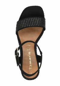 Sandalo nero con una ampia fascia intrecciata, suola in pelle texture e cinturino alla caviglia regolabile con hardware argentato.