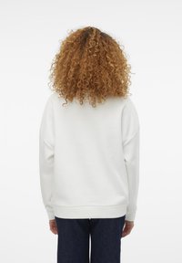 Vit sweatshirt med en avspänd passform, sänkta axlar och ribbade muddar. Slätt tyg med en minimalistisk design, utan synliga mönster eller logotyper.