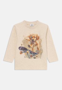 Beige Langarm-T-Shirt mit einer bunten Illustration eines Skateboard fahrenden Golden Retrievers, aus einem leichten, strukturierten Stoff.