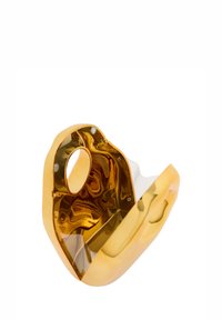 Gouden, reflecterend plastic object met een afgeronde vorm, voorzien van een uitsparing als handvat en een gladde binnenkant, ontworpen met contrasterende witte accenten.