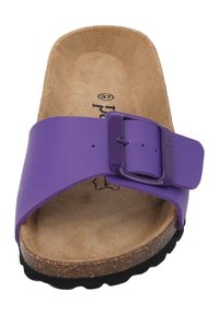 Infradito viola con una fascia ampia e fibbia regolabile, caratterizzati da una soletta in sughero e una suola in gomma texture. Taglia 37 riportata all'interno.