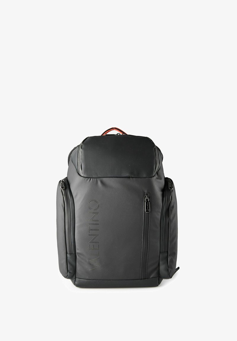Schwarzer Valentino-Rucksack mit mehreren Reißverschlussfächern, Seitentaschen und rotem Griffschlaufe oben.