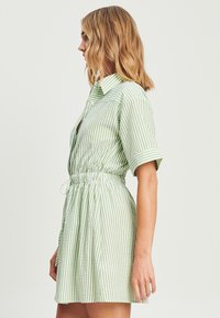 CALLI EVIE - Blusenkleid - sage stripe