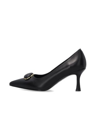 Sort læder pumpe med spids snude, lav stilet hæl og en rund sort spænde med en tynd guldrand foran.