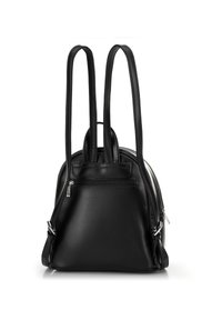 Sac en cuir synthétique noir avec deux longues anses, forme arrondie, poche zippée à l'avant, texture lisse et accents en métal argenté.