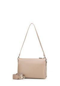 Borsa a tracolla in pelle beige con una lunga tracolla regolabile, forma rettangolare, texture liscia e una semplice chiusura a zip con hardware dorato.