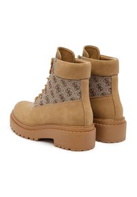 Stivali color cammello con un pannello in tessuto testurizzato con motivo a logo, lacci robusti e una suola spessa in gomma con punta rotonda.