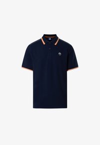 Polo de manga corta azul marino con cuello y bordes de las mangas a rayas en naranja y blanco, tapeta de dos botones y pequeño logo redondo en el pecho.