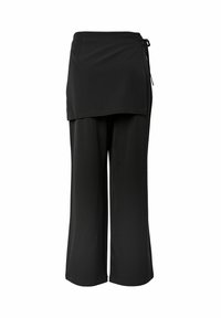 Pantaloni culotte neri con un design a strati, dotati di vita regolabile e tessuto leggero e liscio. Taglio sotto il ginocchio per garantire comfort.