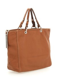 Borsa a spalla in pelle marrone con manici intrecciati, occhielli in metallo argentato e un'etichetta rettangolare "Made in Italy" attaccata.