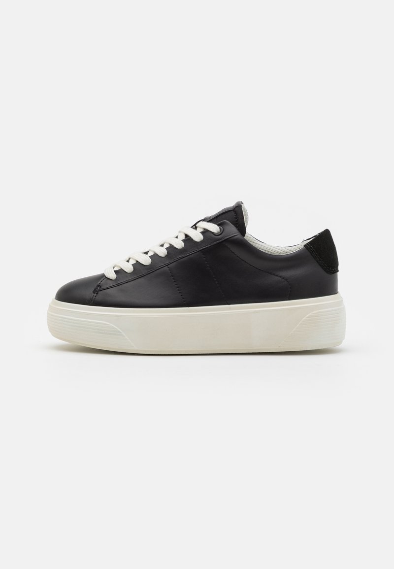 Czarne skórzane sneakersy z off-white podeszwą, posiadające okrągły czubek, białe sznurowadła oraz teksturowany czarny akcent na pięcie. Gładka powierzchnia, minimalistyczny design.