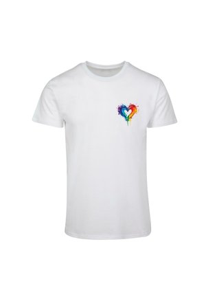 Weißes Baumwoll-T-Shirt mit einem bunten Aquarell-Herzdesign auf der linken Brustseite. Kurze Ärmel und Rundhalsausschnitt.