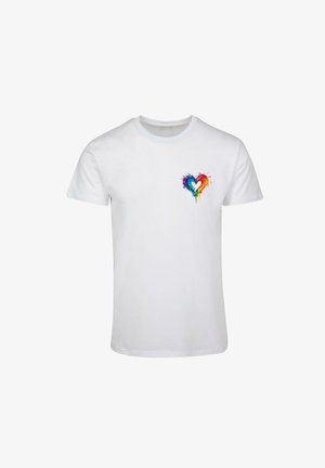 Weißes Baumwoll-T-Shirt mit einem bunten Aquarell-Herzdesign auf der linken Brustseite. Kurze Ärmel und Rundhalsausschnitt.
