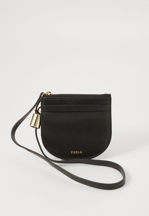 Pochette in pelle nera dalla forma arrotondata, con chiusura a zip e un accento luccicante in tonalità oro. Ha una tracolla removibile e una texture liscia.