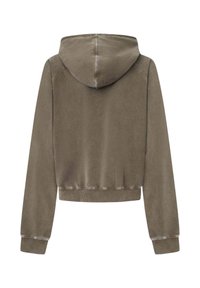 Sudadera con capucha recortada en un verde oliva apagado, hecha de un tejido suave con puños y dobladillo acanalados. Textura lisa con un diseño minimalista.