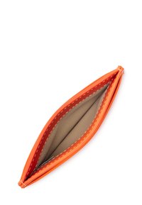 Oranje leren zakje met een gladde textuur, ritssluiting en contrasterende beige binnenvoering. Heeft zichtbare stiksels en een langwerpige ovale vorm.