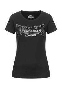 Maglietta nera in cotone con scollo rotondo. In evidenza c'è il testo bianco "LONSDALE" arcuato sopra "LONDON". Maniche corte.