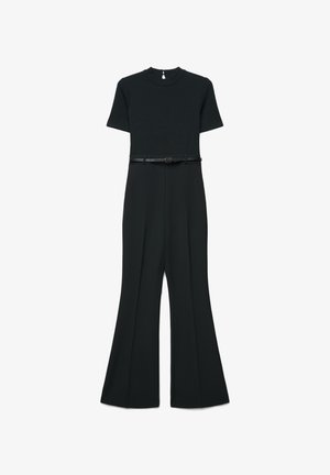 Schwarzer Kurzarm-Jumpsuit mit hohem Kragen, tailliertem Gürtel und weitem Bein, auf weißem Hintergrund präsentiert.