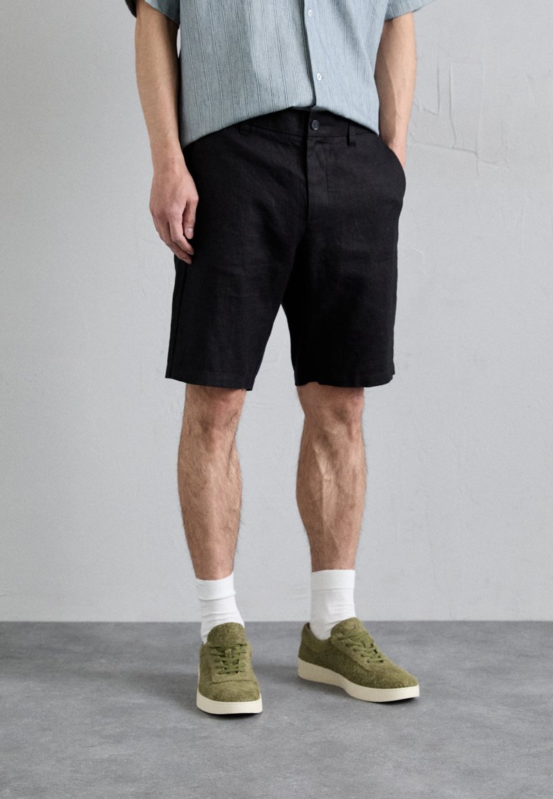 NN. 07 | Adam Tee