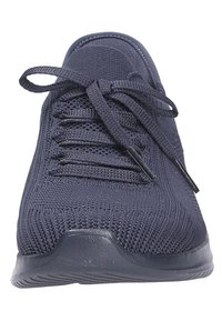 Zapatilla deportiva en color azul marino con parte superior de punto texturizado, diseño con cordones, cuello acolchado y suela de goma duradera con un discreto patrón de tracción.