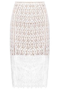 Jupe crayon blanche longueur genou avec superposition en dentelle florale et panneau inférieur transparent, ornée de bandes de dentelle verticales sur les côtés.