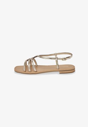 Metalen gouden sandalen met vier slanke banden en een enkelbandje. De platte zool heeft een lichtbruine leren inleg en een smalle hak.