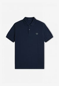 Polo shirt blu navy realizzato in tessuto misto cotone, con colletto classico, placca con due bottoni e un piccolo logo verde sul petto.