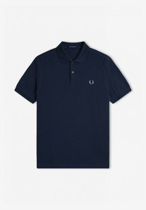 Polo shirt blu navy realizzato in tessuto misto cotone, con colletto classico, placca con due bottoni e un piccolo logo verde sul petto.