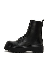 Stivaletto in pelle nera con superficie texturizzata, punta rotonda, occhielli in metallo e suola in gomma spessa. Presenta un tassello sul retro.