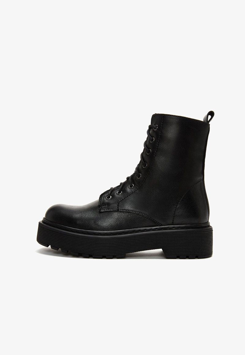Stivaletto in pelle nera con superficie texturizzata, punta rotonda, occhielli in metallo e suola in gomma spessa. Presenta un tassello sul retro.