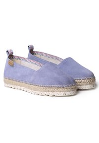 Espadrillas in suede lilla con suola in juta intrecciata, dotate di fodera interna a righe multicolori e piccole linguette sul tallone posteriore.