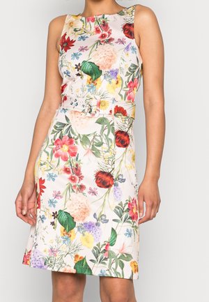 Kwiecista sukienka w wielokolorowy wzór, bez rękawów, z paskiem w talii i dopasowanym krojem. Tkanina ma gładką, błyszczącą fakturę.