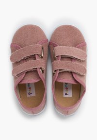 Scarpe in tessuto rosa con doppie cinghie in Velcro, suola in gomma bianca e superficie superiore testurizzata. Logo visibile sulla fodera interna.