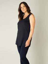 Marineblauw mouwloos topje van zachte stof, met een relaxte pasvorm en een ronde halslijn, gecombineerd met bijpassende legging.