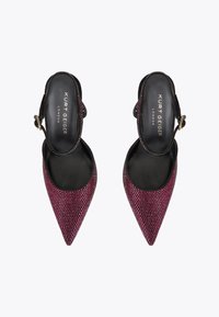 Scarpe slingback a punta in tessuto bordeaux con una finitura testurizzata. Soletta nera e cinturino alla caviglia regolabile con hardware in tono oro.