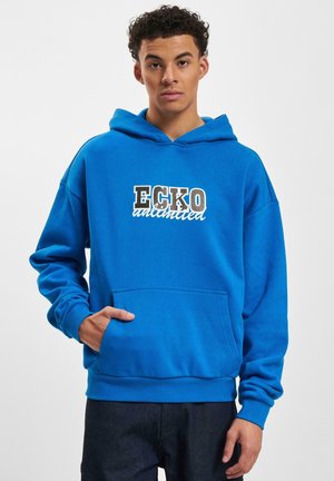 Blå hættebluse lavet af bomuld, med en frontlomme og "ECKO unlimited" grafik i sort og hvid på brystet.