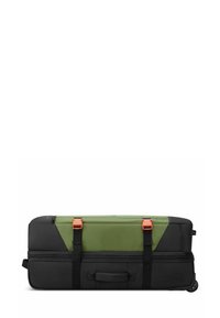 Bolsa de viaje rodante con base negra y panel superior verde, equipada con herrajes naranjas, correas resistentes y cierre de cremallera.