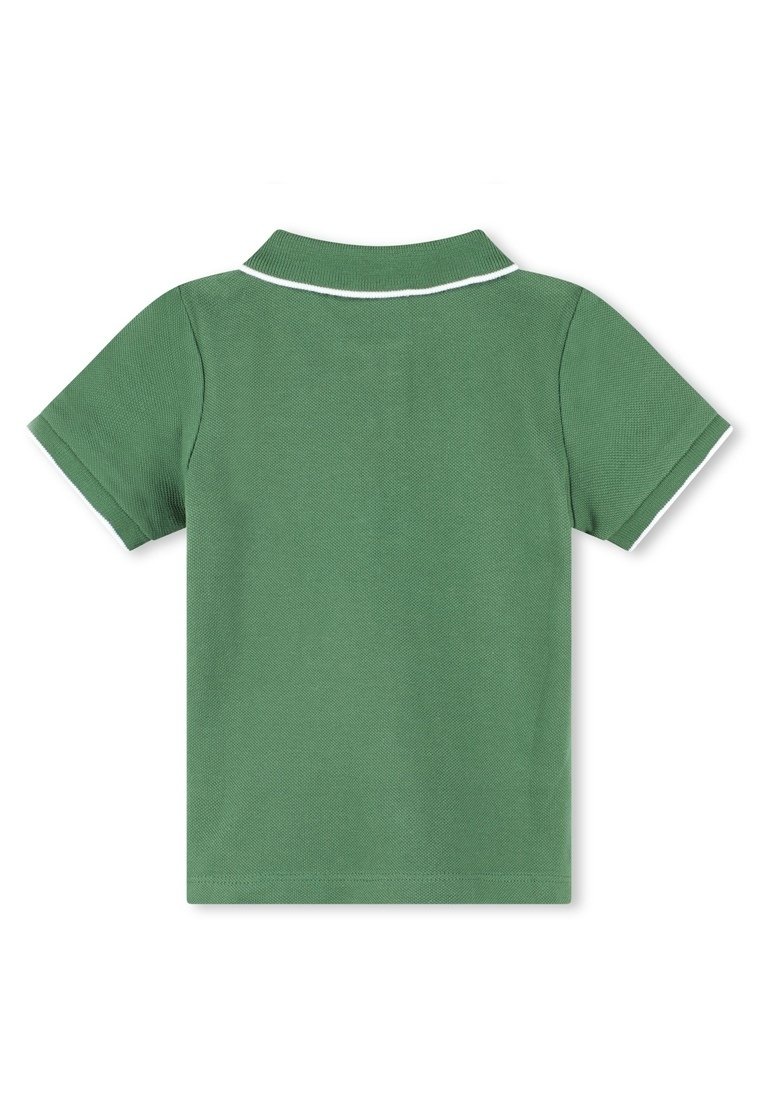 Polo vert avec un tissu texturé, manches courtes et un liseré blanc le long du col. La vue arrière met en avant les lignes épurées de la chemise.