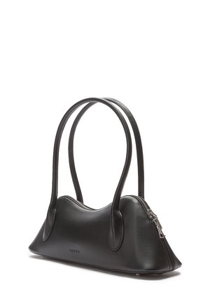 Zwarte leren handtas met lange dubbele handvatten, gebogen bovenranden, een ritssluiting en een klein merklogo aan de voorkant.