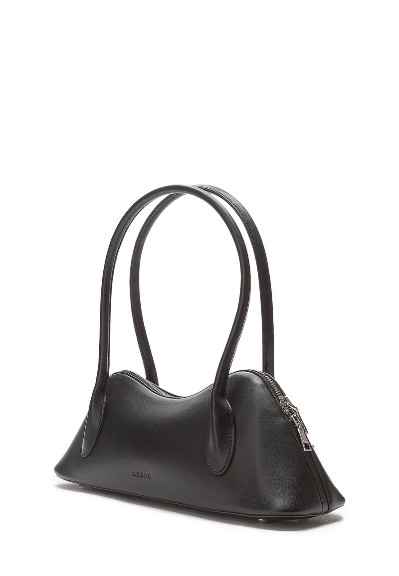 Čierna kožená kabelka s dlhými dvojitými rukoväťami, zaoblenými hornými hranami, zapínaním na zips a malým logom značky na prednej strane.